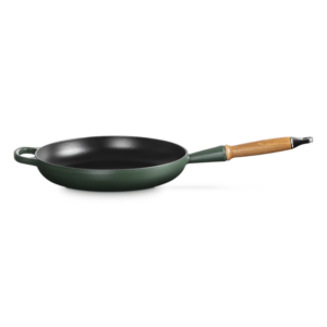 POÊLE SIGNATURE EN FONTE ÉMAILLÉE AVEC MANCHE EN BOIS 28 CM - LE CREUSET